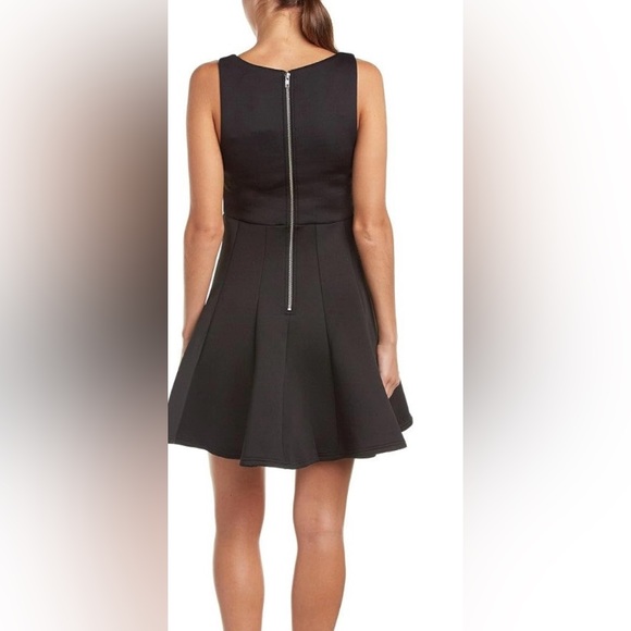 Fabulous LBD sleeveless and scooped V neck dress with exposed zip down back - Picture 3 of 15